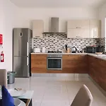 Modern 3 Bedroom With Ac 아파트