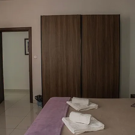 Modern 3 Bedroom With Ac *