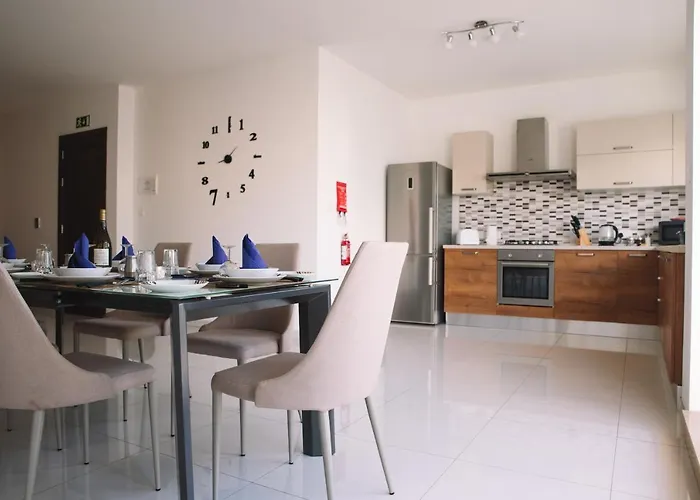 Modern 3 Bedroom With Ac