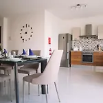 Modern 3 Bedroom With Ac