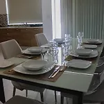 Modern 3 Bedroom With Ac 아파트