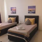 Modern 3 Bedroom With Ac