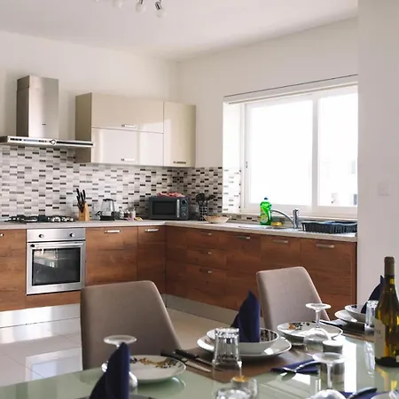 Modern 3 Bedroom With Ac