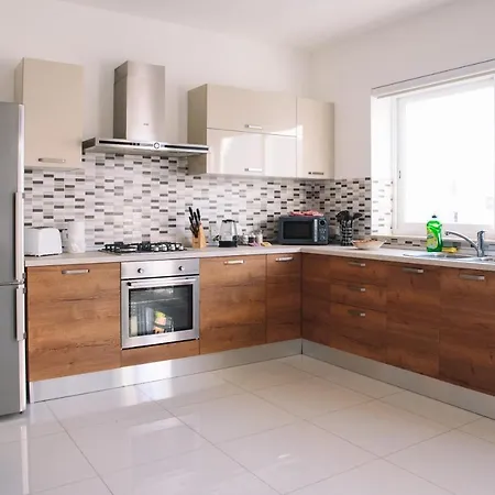 Modern 3 Bedroom With Ac Apartment