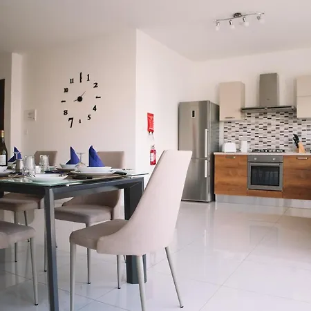 Modern 3 Bedroom With Ac