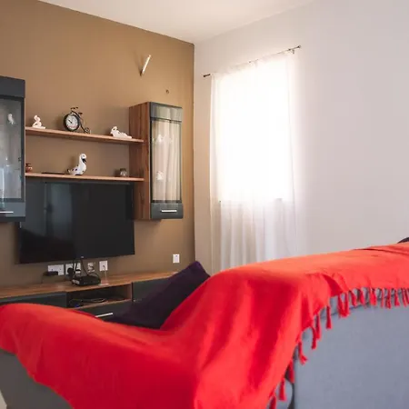 Modern 3 Bedroom With Ac Apartment *