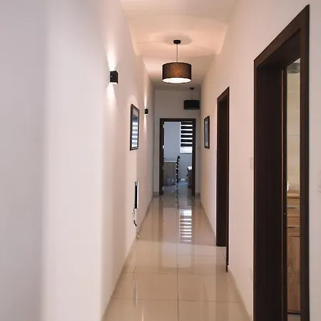 Modern 3 Bedroom With Ac Apartment