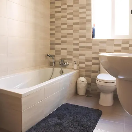 Modern 3 Bedroom With Ac Żabbar