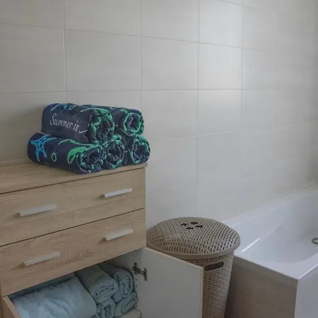 Modern 3 Bedroom With Ac