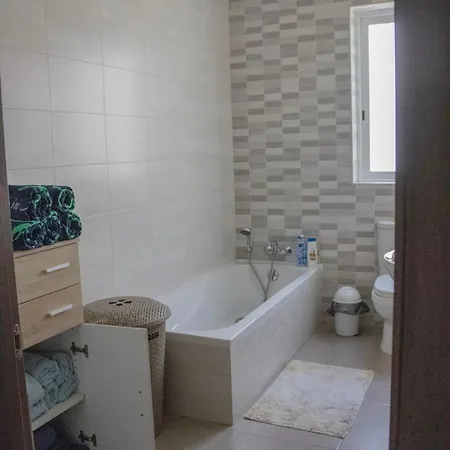 Modern 3 Bedroom With Ac Lejlighed