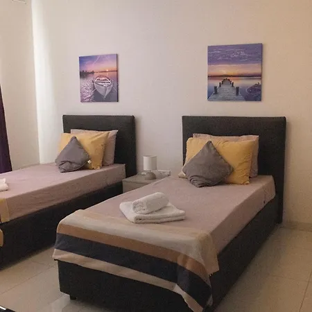 Modern 3 Bedroom With Ac