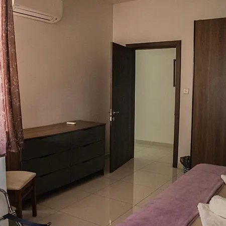 Modern 3 Bedroom With Ac 아파트