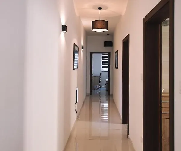 Modern 3 Bedroom With Ac Lejlighed
